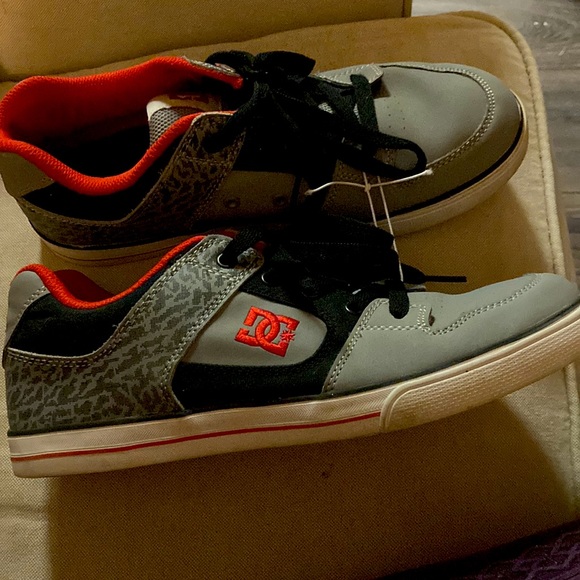DC Skateboard shoes. Size 7. New. - Picture 2 of 2
